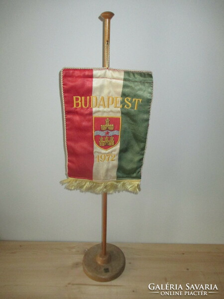 With the coat of arms of the capital of Budapest, table flag 1972