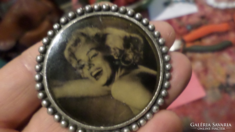 5 cm, retro badge, with the image of Marilyn Monroe, in good condition.
