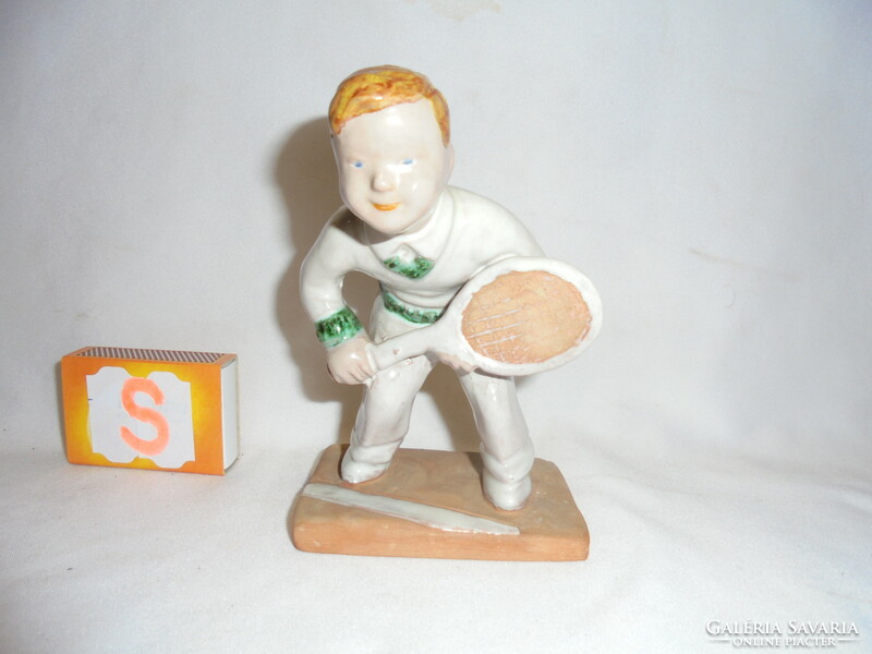 Teniszező fiú - Izsépy /?/ kerámia szobor, nipp, figura - sorszámozott, jelzetlen