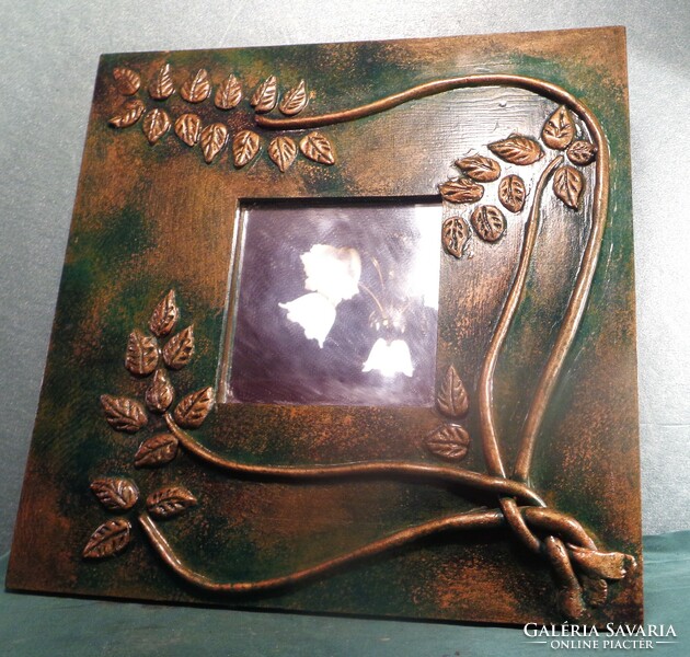 Decorative small wall mirror, wrapped around with copper tendrils, on a painted wooden base, 340 grams, approx. 25x25 cm