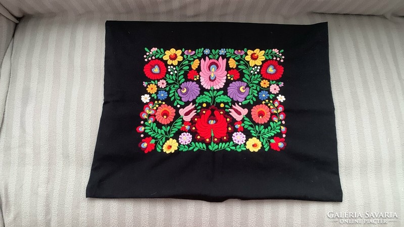 Pillow cover embroidered with Kalocsa ink