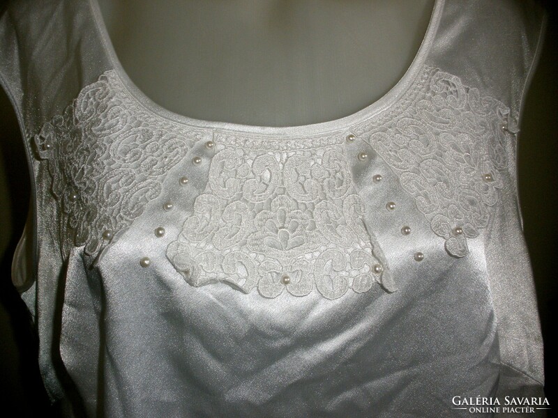 White satin top with beautiful lace and pearls xl - xxl(?)