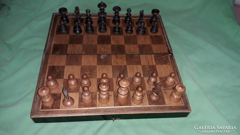 1950.cca antik magyar még a kézzel faragott sakkbábus, SAKK KÉSZLET JÁTÉKTÉR-DOBOZÁVAL  30 X 30 cm
