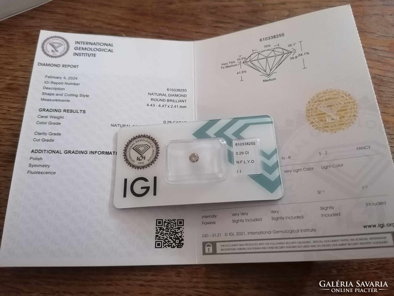 Real diamond with igi certificate, certification and qr code with video.