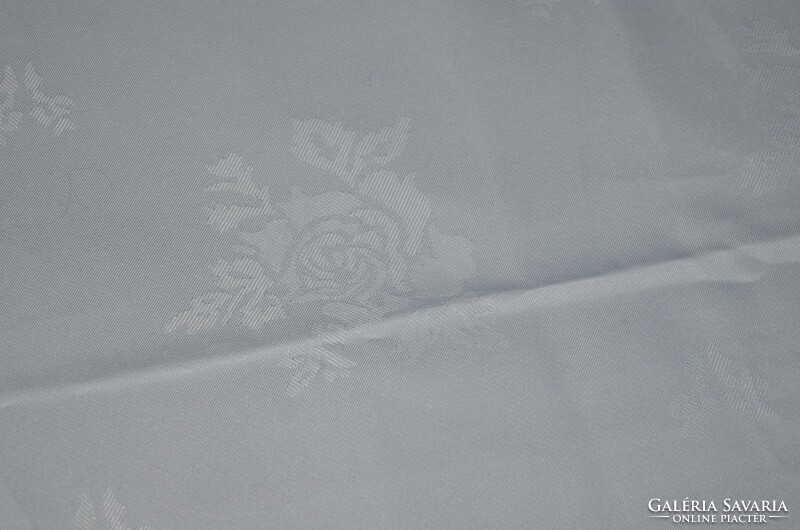 Nagy méretű fehér rózsamintás damaszt asztalterítő