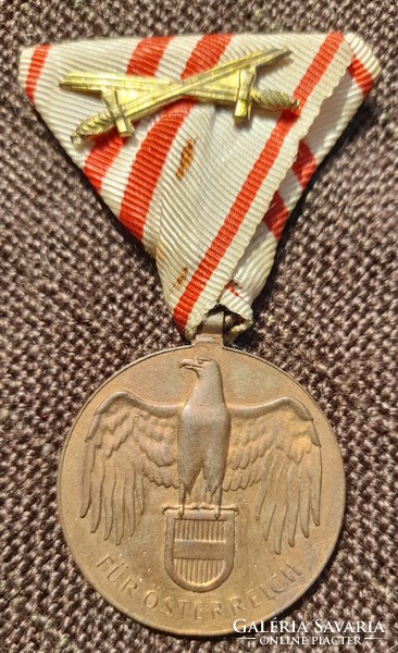 Ferenc józsef fűr Österreich award with military sword on original ribbon.