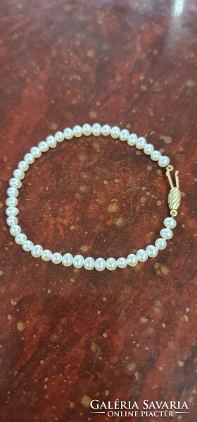 Bracelet with real pearls and gold clasp