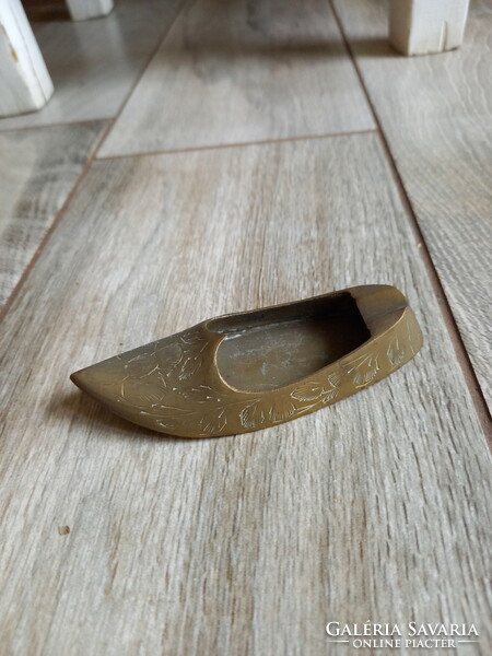 Pompás régi réz hamutartó papucs (10x4x1,8 cm)