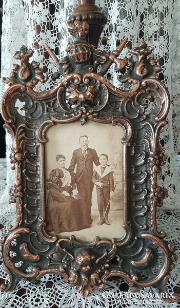 Gyönyörű antik puttós fali képkeret antik családi fotóval  33,5 cm x 21 cm