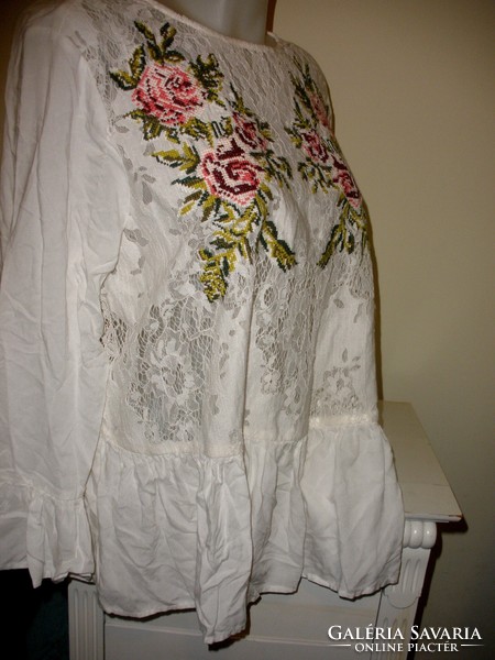Hímzett csodaszép blúz, finom csipkével