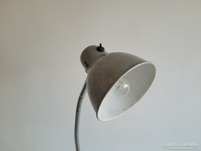 Nagy méretű régi retro ipari lámpa géplámpa mid century industrial műhelylámpa rozsdamentes talppal