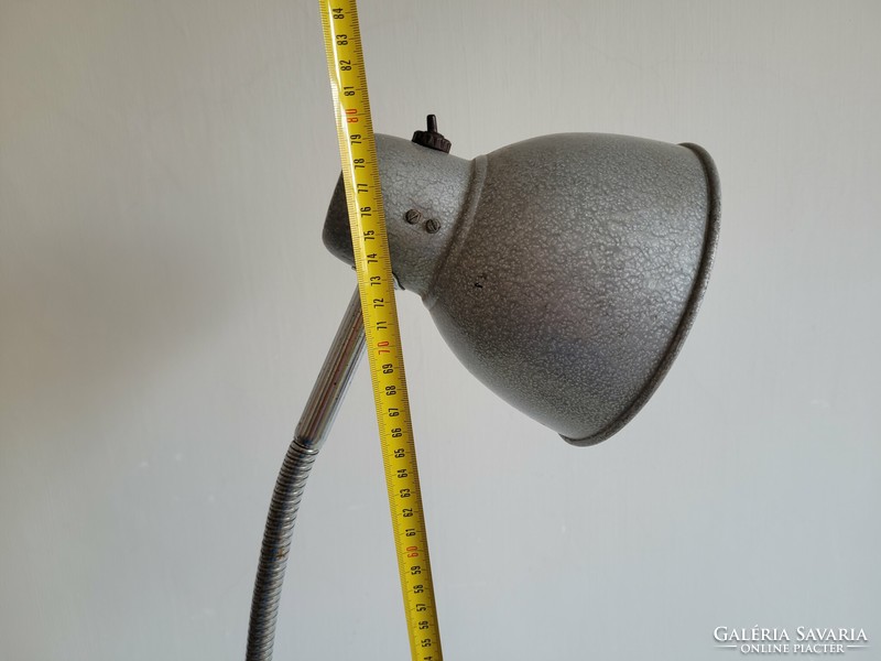 Nagy méretű régi retro ipari lámpa géplámpa mid century industrial műhelylámpa rozsdamentes talppal