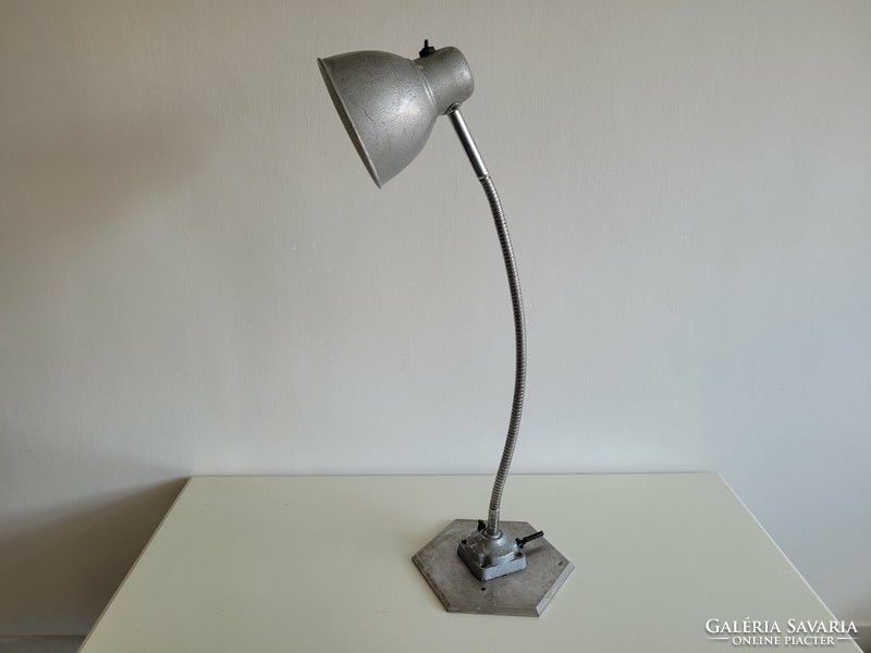 Nagy méretű régi retro ipari lámpa géplámpa mid century industrial műhelylámpa rozsdamentes talppal