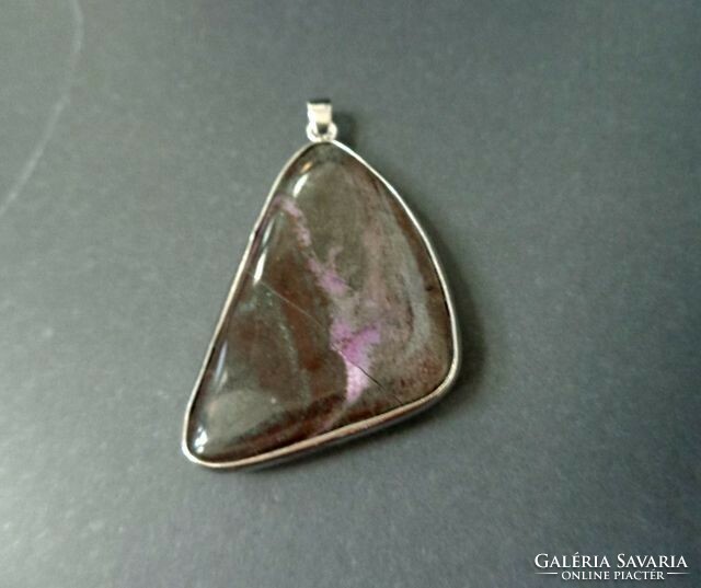 SZUGILIT háromszög ásvány medál