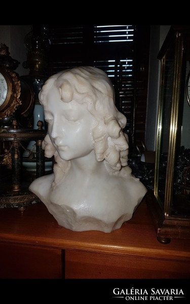 Meseszép leány büszt