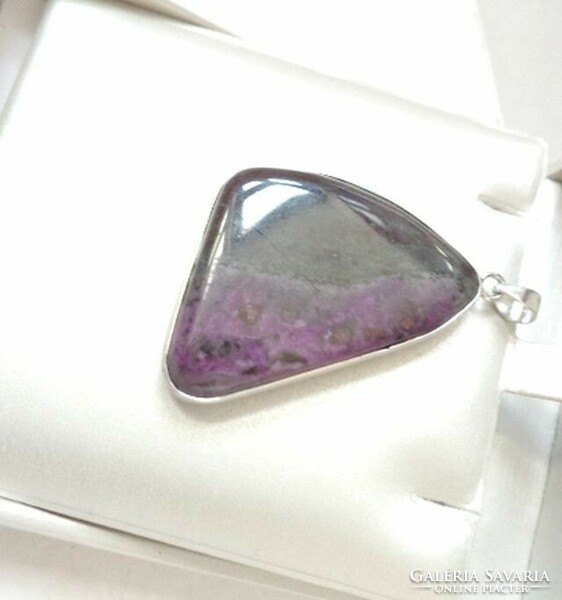 SZUGILIT háromszög ásvány medál