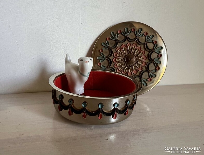 Gyönyörűen díszített kis kerek fémdobozka, csikk elnyomó Hollóházi "bamba" porcelán cicával