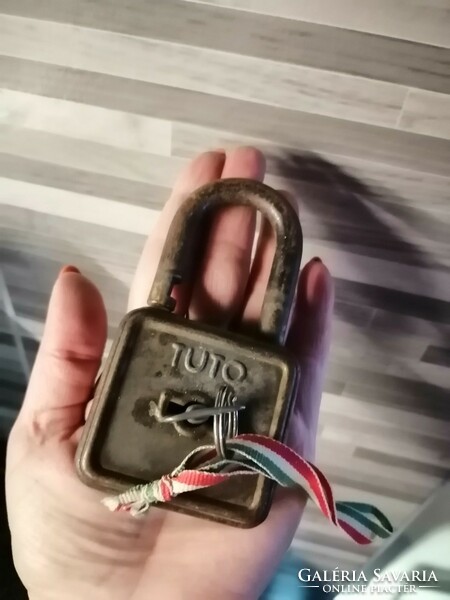 Tuto lakat nagyméretű