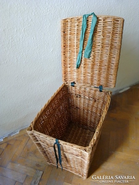 Vintage nagy szögletes fonott vessző fedeles tároló kosár láda terménytartó szennyestartó