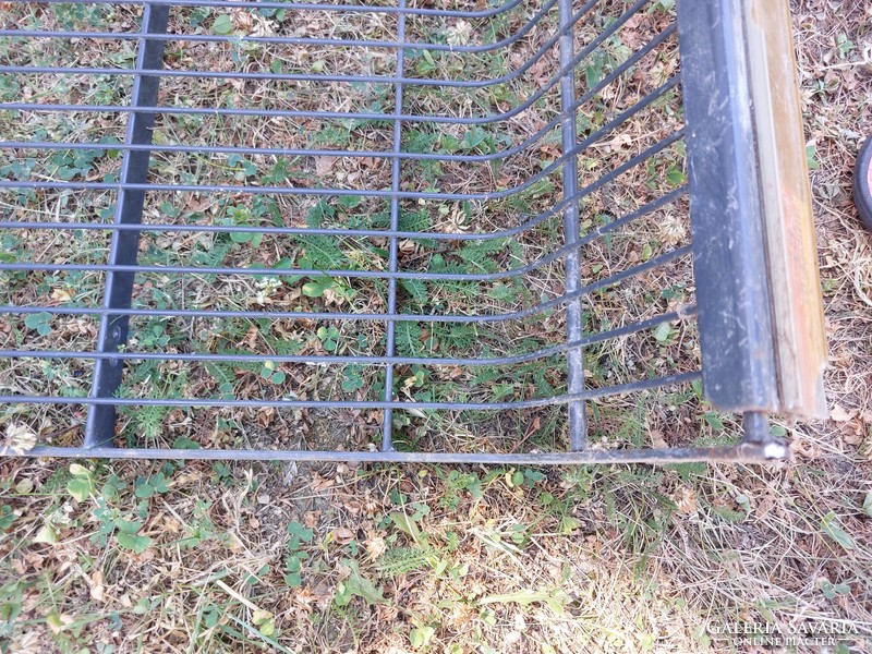 Fekete fém akasztós rácsos bolti polc 1,25m hosszú,60cm széles,25cm magas,eredeti német árcédulákkal