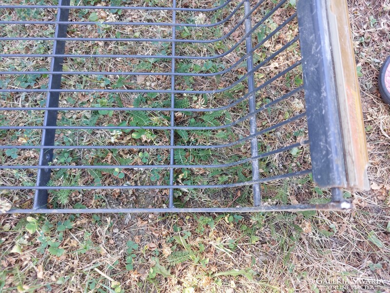 Fekete fém akasztós rácsos bolti polc 1,25m hosszú,60cm széles,25cm magas,eredeti német árcédulákkal