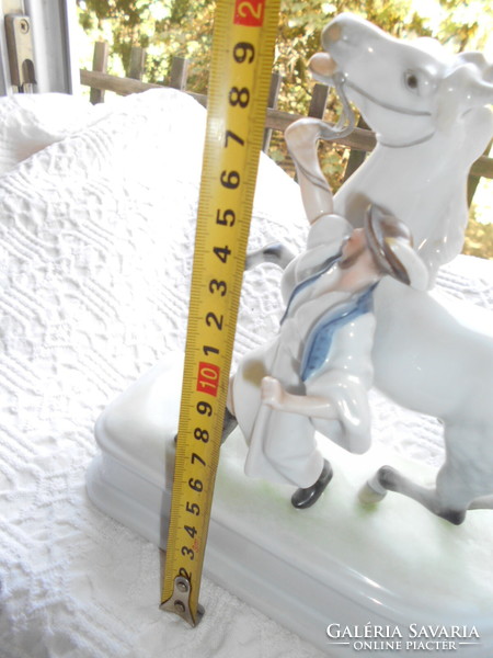 Lovát fékező csikós Herendi vitrin figura-