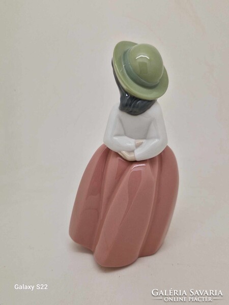 Lladro Nao kislány kalapban 16cm