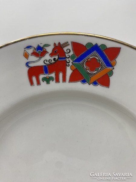 Retro Lomonosov porcelán lapos tányér kék, piros, zöld színű kakas és kecske díszítéssel RZ