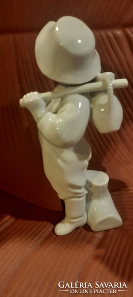 Zsolnay porcelán /köcsögöt vivő fiú