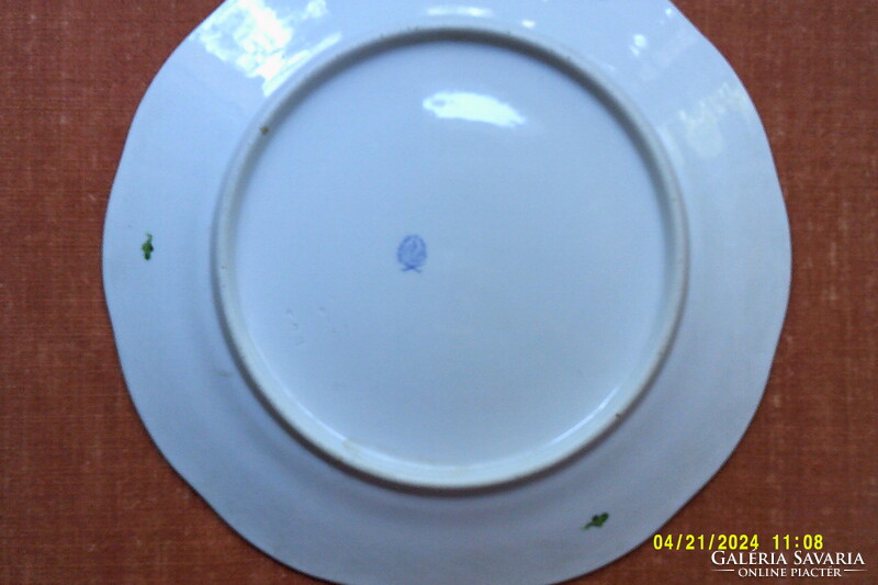 Herendi porcelán lapos tányér 25.5 cm átmérővel,osztott kosárfonásos széllel.