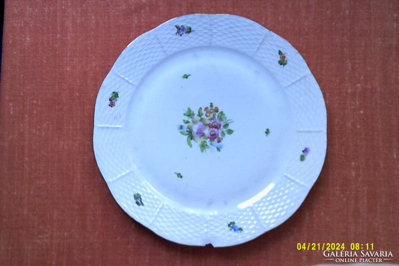 Herendi porcelán lapos tányér 25.5 cm átmérővel,osztott kosárfonásos széllel.
