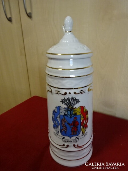 Hollóházi porcelán fedeles korsó, Sajóecseg címerével, magassága 26 cm. Emi
