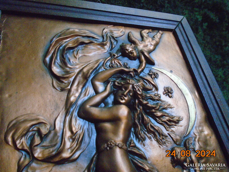Karl Sterrer senior (1844-1918) Az Alkonyat  allegóriája Aphrodité, dombor réz panel keretezve