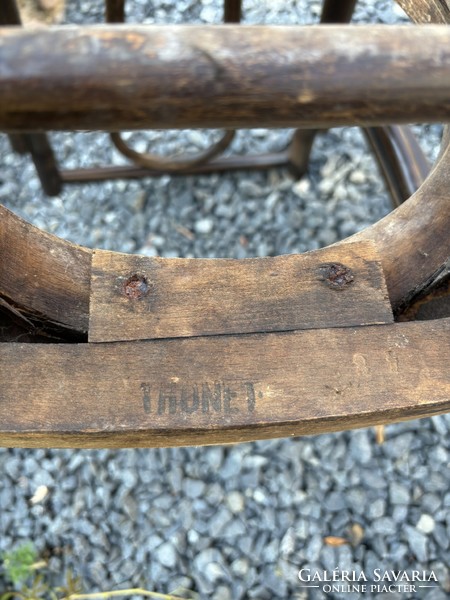 Thonet karosszék, szoba wc