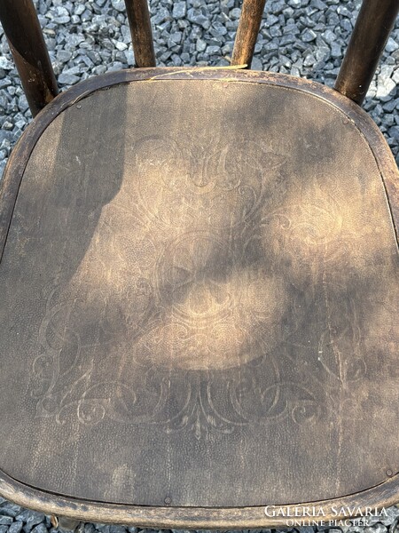 Thonet karosszék, szoba wc