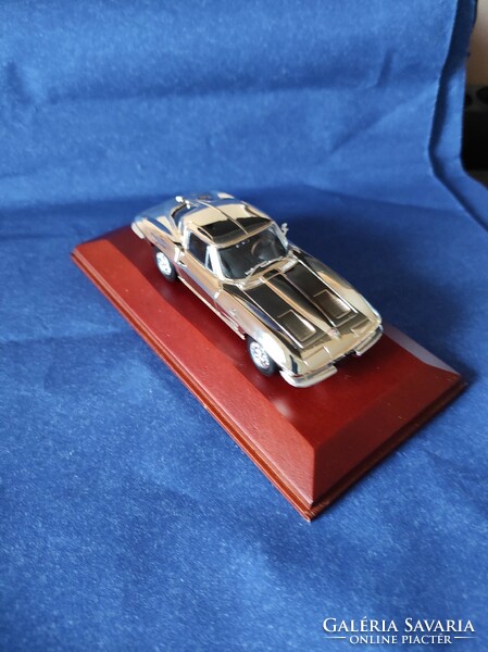 Limitált kiadású ezüstözött Chevrolet Corvette Stingray