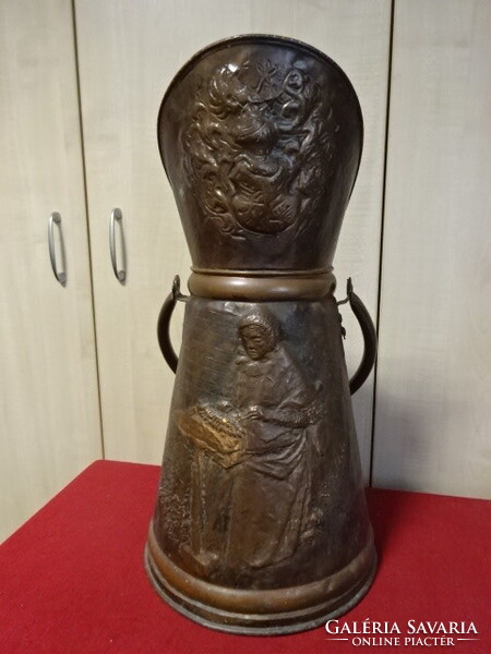 Dombornyomott réz szeneskanna, magassága 52 cm. Emi