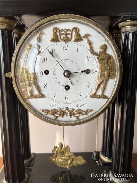 VIDEÓVAL!! Biedermeyer negyedütős autómata asztali óra játékszerkezettel eredeti vitrines tokban