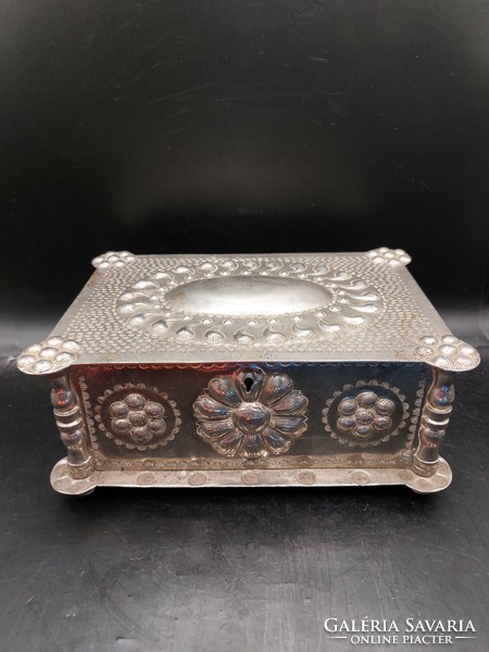 Ezüstözött alpakka ékszertartó doboz, 20x13x8 cm-es. 8480
