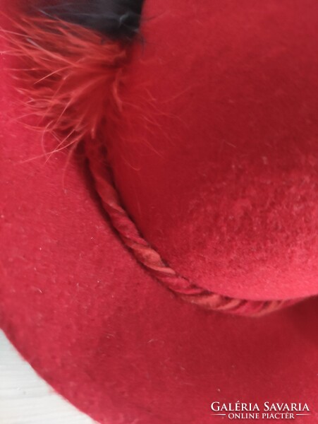 Karmazsin piros elegáns régi női kalap nyúl szőr pompom díszítéssel