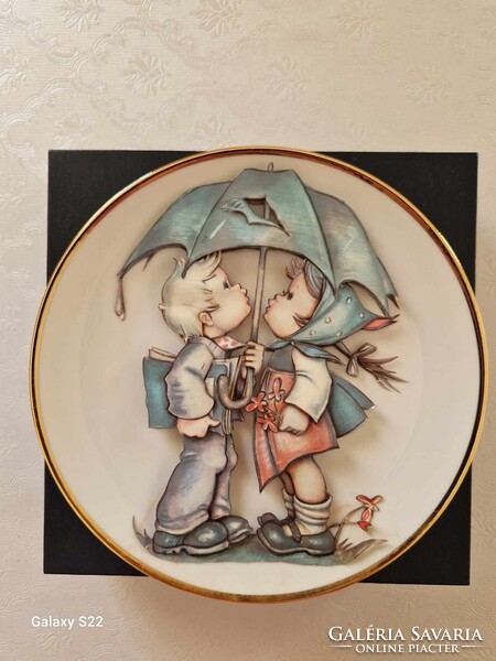 Hummel 3D tányér dobozban 20.5cm 1994 kisfiú és kislány esernyővel