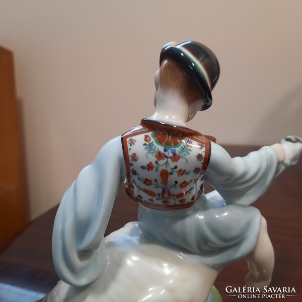 Herendi Ludas Matyi magyaros, matyó mellényben porcelán figura. 1. Oszt.