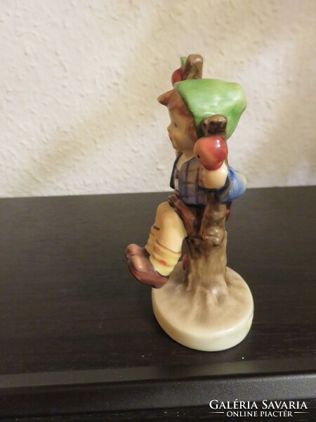 Hummel Goebel bűbájos figura APPLE TREE BOY piros almával!