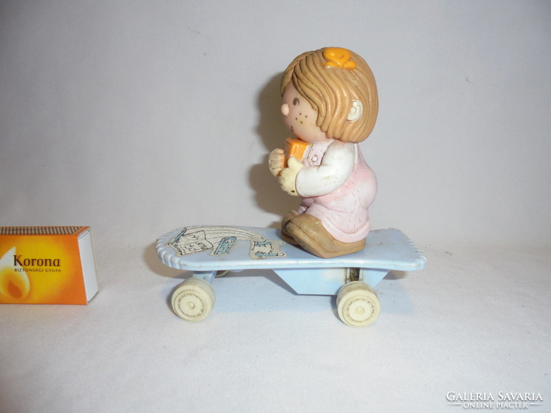 Retro New-Ray Novelty 1988 gumi baba műanyag talpon