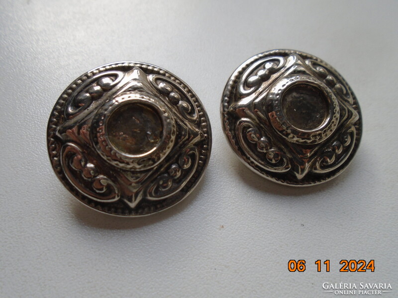 Antik ezüstözött dombormintás nagyobb öntvény klipsz fülbevaló érdekes jelzés,forrasztott kapocs