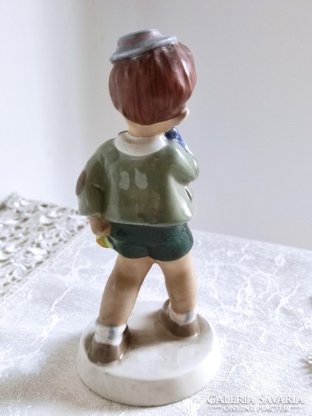 Rendkívül bájos megszeppent Royal doux porcelán fiúcska pöttyös nyaksálban kis girardi kalapban