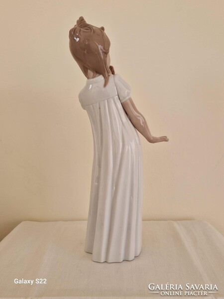 Lladro Nao ásító kislány hálóingben 29cm