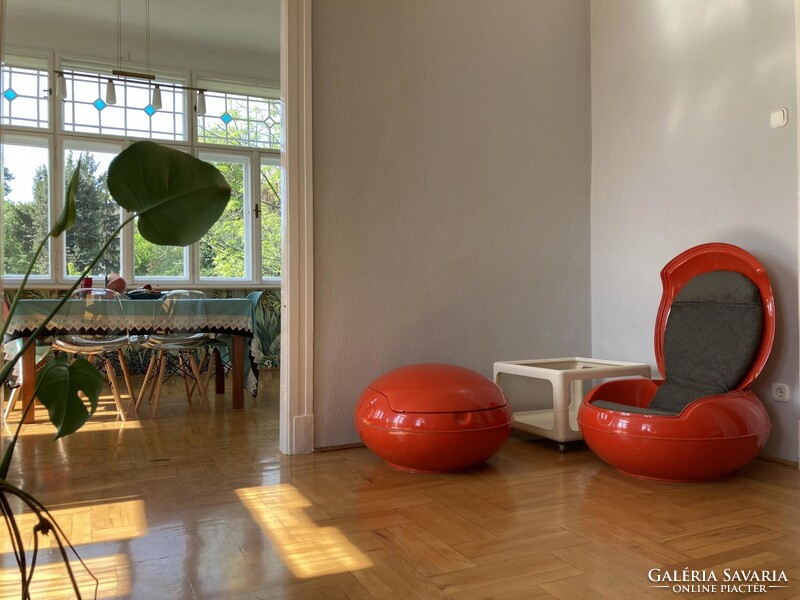 Peter Ghyczy Garden Egg Chair ajándék space age gurulós dohányzóasztallal