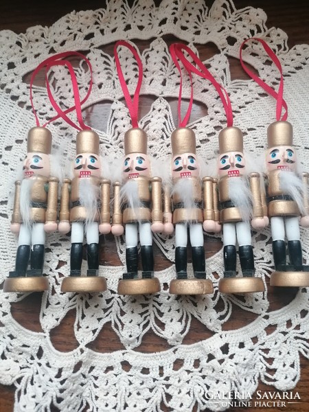 Diótörő karácsonyfadísz. 6 db fa katona figura arany színben.