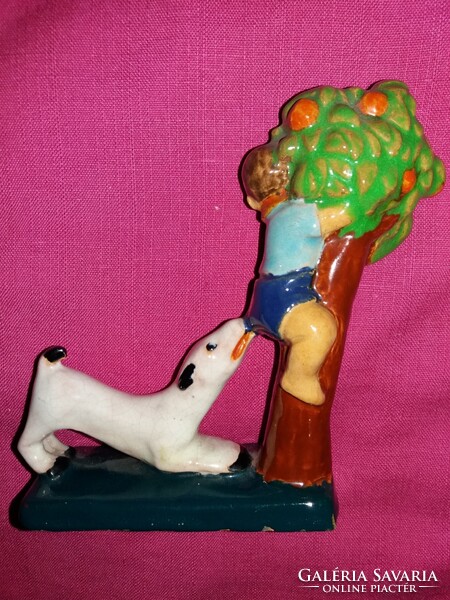 Vidám hangulatú BÉGÉBÉ Berkovits Anna festett mázas kerámia figura Frakkot elkapó kutya 18 x 14 cm